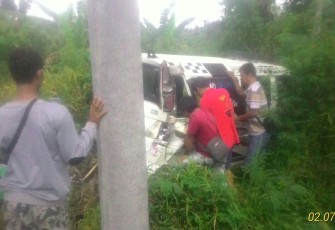 Saat kejadian, angkot ringsek di semak pinggir jalan