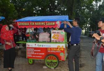 Gerobak "Yuk Nabung Saham" menghiasi Taman Remaja Kota Bengkulu