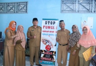 Inspektur Pembantu Wilayah III Inspektorat Kota Bengkulu Yenni Safarina SP MM Memasang Banner Di Dinas Komunikasi, Informatika dan Persandian Kota Bengkulu