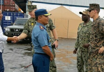 Menyambut tentara asing dalam kegiatan latihan bersama Pacific Partnership 2018, Jumat (30/03/2018)