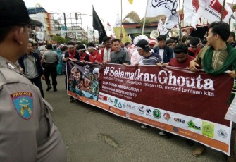 Ratusan massa saat gelar aksi solidaritas di Simpang Lima Ratu Samban Kota Bengkulu, Sabtu (03/03/2018).