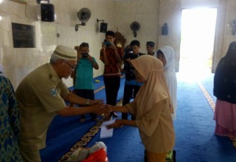 Kabag Bina Kessos Kota Bengkulu Karnadi  Memberikan  zakat konsumtif Kepada Pasukan Kuning