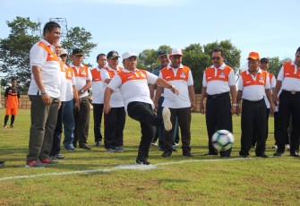 Pembukaan turnamen ditandai Tendangan Pembuka oleh Sekda Provinsi Bengkulu Nopian Andusti 