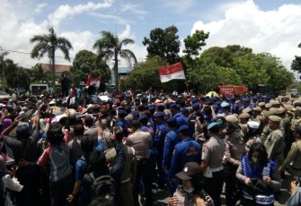 Aksi ratusan nelayan didepan kantor Gubernur Bengkulu, Senin (26/03/2018).