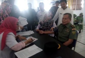 Perwira Penghubung (Pabung) Kodim 0408 Bengkulu Selatan Mayor Inf Onsunoni sebelum melakukan donor darah