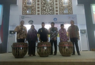 Pembukaan Focus Group Discussion (FGD) Plt Gubernur Rohidin Mersyah Memukul Dol 