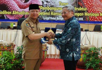 Penyerahan Cinderamata Dari Ketua DPN INKINDO Nugroho Pudji Rahardjo Kepada Plt Gubernur Bengkulu Rohidin Mersyah
