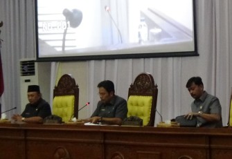 Jawaban Gub atas Raperda Ketetiban Umum dan Raperda Rencana Pembangunan Industri.