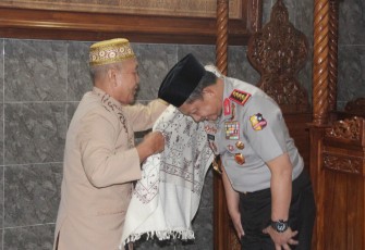 Ulama Bengkulu menyematkan sorban kepada Kapolri. Foto (Tribratanewsbengkulu.com)