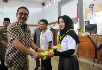 Penyematan tanda peserta oleh Direktur Bina Pemagangan Kementerian Tenaga Kerja RI Asep Gunawan.