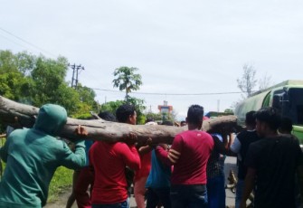 Aksi para nelayan saat memblokir jalan menuju Pelabuhan Pulau Baai, Rabu (07/03/2018)