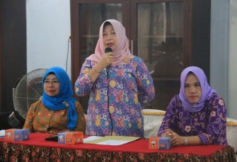 Kepala Dinas P3AP2KB Rosmidar Memberikan Materi Pelatihan Advokasi Dan Konseling Kekerasan Dalam Rumah Tangga