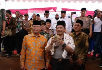 Kapolri didampingi Forkopimda Provinsi Bengkulu saat melakukan peletakan batu pertama perluasan gedung Mapolda Bengkulu. Foto (Tribratanewsbengkulu.com)
