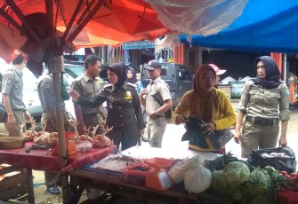 Petugas satpol PP saat melakukan penertiban