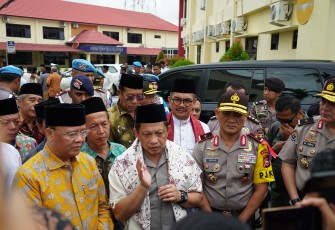 Pers statemen Kapolri usai rangkaian kegiatan Kunker di Bengkulu. Siang itu dirinya juga berpamitan meninggalkan Bengkulu untuk kunjungan kerja ke Sumsel.