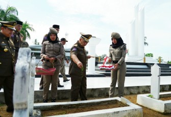 Sekda tabur bunga di makam pahlawan.