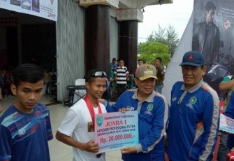 Pejabat Wali Kota Bengkulu memberikan hadiah