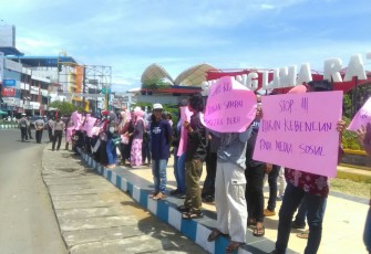 Puluhan massa saat menggelar aksi damai di Simpang Lima, Kota Bengkulu.