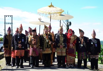 Plt Gub dan rombongan mengenakan pakaian adat.