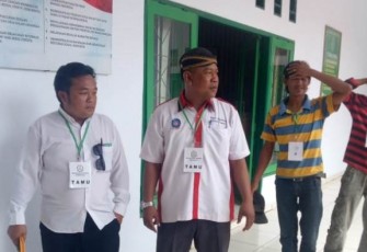 Agus Suparmin dari LSM saat mendatangi Kejari Bengkulu pada Senin (23/4/2018).