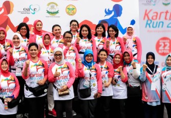 Pelaksana tugas (Plt) Tim Penggerak PKK Provinsi Bengkulu Derta Wahyulin Rohidin Mersyah Foto Bersama Dengan Ibu Negara Iriana Joko Widodo Dalam Acara Kartini Run 2018