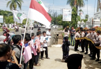 Massa KAMMI saat demo di depan Kantor DPRD Provinsi Bengkulu