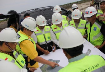 Menteri Perindustrian RI Airlangga Hartarto dan Plt Gubernur Bengkulu Rohidin Mersyah Meninjau Kesiapan Pelabuhan Pulau Baai Bengkulu 