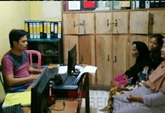 Korban seorang nenek usia 65 tahun saat melapor ke Polsek Talo
