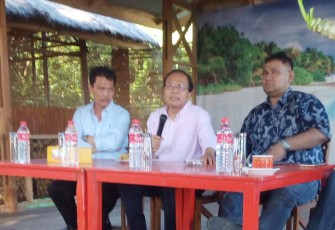Rizal Ramli saat ngopi bareng didampingi didampingi Dr. Rahimandani ketua SMSI Provinsi Bengkulu dan Teguh Santosa mantan ketua SMSI pusat.