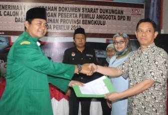 H Abdul Haris Makmun,SH  saat menyerahkan berkas pendaftaran ke KPU Provinsi Bengkulu, Senin (23/04/2018)