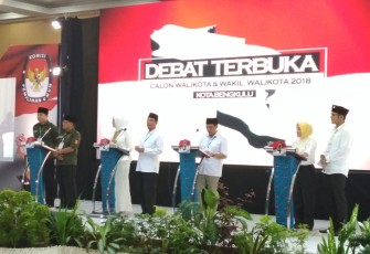 Paslon Wali Kota dan Wakil Wali Kota Bengkulu saat mengikuti debat kandidat terbuka putaran pertama, Sabtu (28/4/2018) malam di Grage Horizon. 
