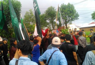 Puluhan kader Himpunan Mahasiswa Islam (HMI) Cabang Bengkulu saat berunjuk rasa Jumat (25/5/2018) di depan Mapolda Bengkulu.