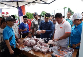 Plt. Gubernur Bengkulu Rohidin Mersyah menyerahkan bantuan kepada 5 Kube yakni Kube Seruni.