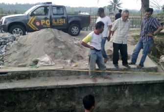 Polisi saat melakukan olah TKP