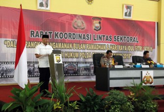 Plt Gubernur Bengkulu Rohidin Mersyah saat memberikan sambutan pada acara Rakor Lintas Sektoral dalam rangka Operasi Ketupat Nala 2018, Rabu (16/5) di Mapolda Bengkulu.