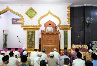 Plt Gub menjadi khatib Sholat Taraweh pertama di masjid baitul Izza.