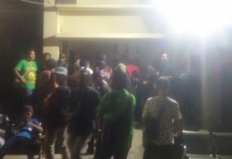 Para wartawan menunggu kabar OTT KPK di Mapolda Bengkulu