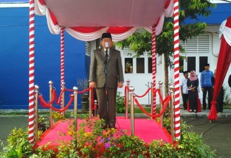 Pj Wali Kota Budiman Ismaun saat menjadi Pemimpin Upacara Hardiknas