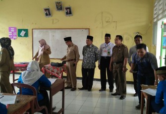 Kepala Bidang Pendidikan Madrasah, Dr.H.Juni Muslimin, MA Dan Bupati Kepahiang Dr Ir Hidayatullah Sjahid MM Pantau UNBK