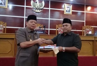 PJ Wali Kota Bengkulu Budiman Ismaun  Menyerahkan LKPJ Ke Wakil ketua I DPRD Kota Bengkulu Yudi Darmawansyah 