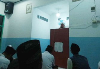 Salat Tarawih di Masjid At-Taubah 