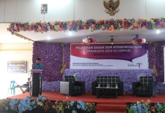  Staf Ahli Bidang Pembangunan dan Ekonomi Keuangan Tony Elfian Memberikan Sambutan 