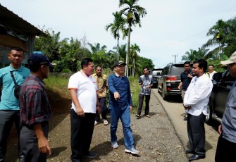 Rohidin saat meninjau pembangunan jalan provinsi di Mukomuko, Rabu (30/5).