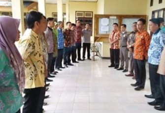 Sekretaris Daerah Kabupaten Kaur Nandar Munadi ditemani Kepala Inspektorat, Kepala BKD, Kasatpol PP dan Asisten III saat melakukan sidak