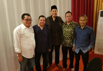 Foto bersama Dewan Pengurus Serikat Media Siber Indonesia (SMSI) dan Dewan Penasehat SMSI Pusat menghadiri  buka puasa bersama di kediaman Ketua Dewan Penasehat SMSI Pusat, Chairul Tanjung, JalanTeuku Umar No. 50 Menteng Jakarta Pusat, Minggu 10 Juni 2018.