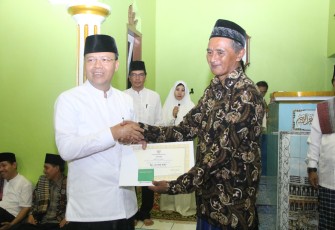 Pemberian bantuan kepada Masjid At Taqwa Sido Luhur Sukaraja yang diterima oleh takmir masjid berupa uang, al-qur'an, hambal, serta jadwal sholat.