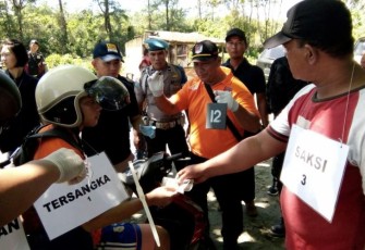 DM saat melakukan adegan rekonstruksi pembunuhan terhadap korban di TKP 