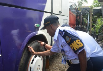 Dishub saat mengecek Cek Kendaraan Mudik