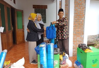 Kepala Dinsos Kota Bengkulu Syahrul Tamzie Memberikan Bantuan Kepada Korban Kebakaran 