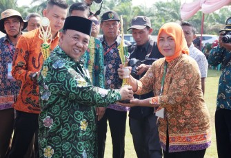 Penyerahan Piala dan hadiah kepada Pemenang Lomba PEDA KTNA XVI. 